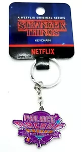 Llavero esmaltado estilo retro Loungefly Stranger Things temporada 4 palacio arcade NUEVO - Imagen 1 de 3