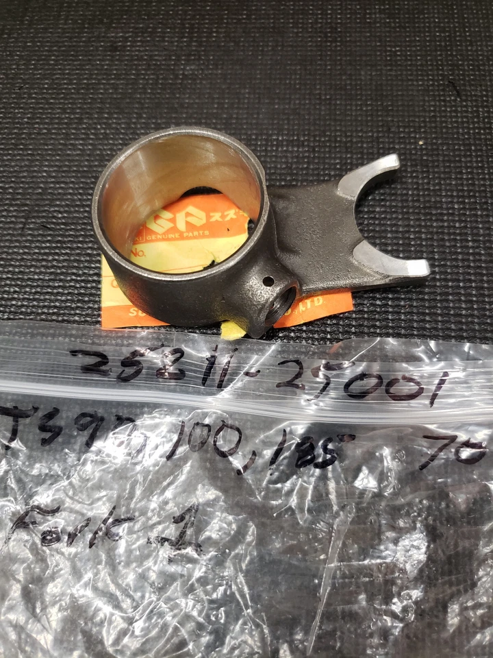 HORQUILLA DE CAMBIO DE MARCHAS ORIGINAL SUZUKI TS90 TS100 TS TC 25211-25001 NUEVO OEM Foto 1 de 1