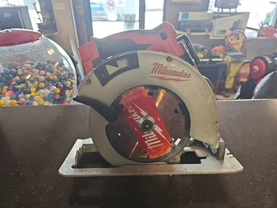 Sierra circular sin escobillas Milwaukee 2631-20 M18 7 1/4 pulgadas (solo herramienta) Foto 1 de 3