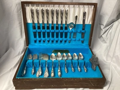 Тарелка Тюдоровский свадебный венок от Oneida Community столовое серебро с сундуком 50 шт. - Изображение 1 из 4