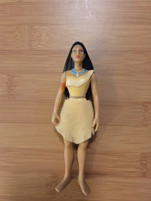 Boneca pequena vintage anos 90 Pocahontas com saia de pano - Imagem 1 de 2