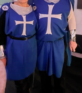 2 x Kostüm Damen + Herren Paar Kreuzritter Ritter Umhang + Armstulpen Mittelater - Bild 1 von 8