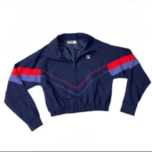 Chaqueta cortavientos Fila Chiaki nueva con etiquetas talla mediana cremallera completa recortada atlética azul marino rojo - Imagen 1 de 5