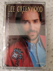 Neu aus altem Lagerbestand versiegelt Lee Greenwood Love's On The Way Country Musik Kassette - Bild 1 von 1