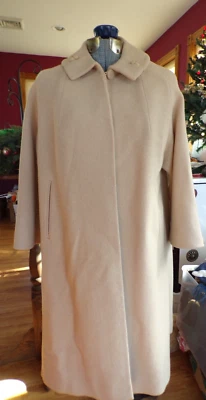 Abrigo Town and Country de lana de tweed 1950 de colección acento de estrás en el cuello. Foto 1 de 4