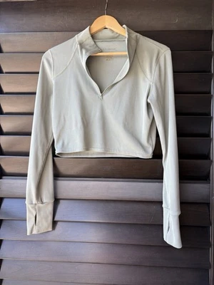 Top corto LA Image grande falso cuello cuarto cremallera verde salvia manga larga agujeros para el pulgar Foto 1 de 4