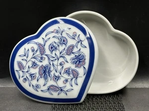 Caja de baratijas en forma de corazón de porcelana Blue Flower de Maryann de colección Otagiri Japón - Imagen 1 de 17