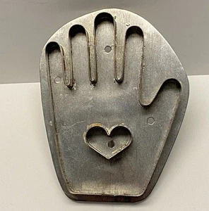 Tagliabiscotti vintage cuore in latta a mano con manico alto 4 1/2" x 3 1/4" - Foto 1 di 6