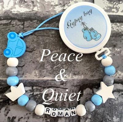 PEACE & QUIET Personalisierte Schnullerklammer💙Zigeunerjunge💙Schnullerkette.Blau.Jungen.Romany.Weiß.Grau.Blau