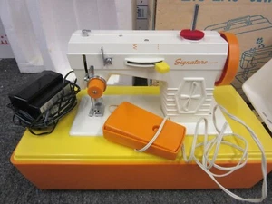 Montgomery Ward Signature Junior Electric Zig Zag Sewing Machine w/Box for parts - Picture 1 of 12