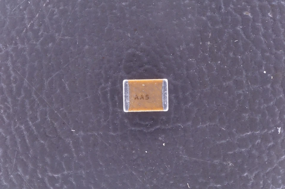 Condensador cerámico CDR04BX104AKUR AVX 0.1uF .1uF X7R 1812 10% 50V SMT NOS Foto 1 de 1