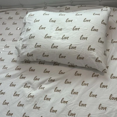 Funda de almohada y sábana plana completa Pottery Barn Teen LOVE blanca y dorada usada en excelente estado romántica Foto 1 de 4