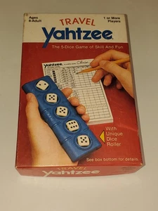 De colección 1984 Milton Bradley Travel YAHTZEE Mini Tamaño Juego de Dados Caja Completa MB - Imagen 1 de 7