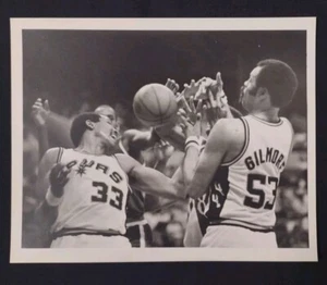 Vintage Spurs Artis Gilmore & Steve Johnson im Spiel, Pressefoto 8 x 10 Zoll - Bild 1 von 5