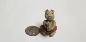 Casa de muñecas artesanal miniatura arcilla pintada niña cerdo con muñeca figura S.c. 1987 - Imagen 1 de 6