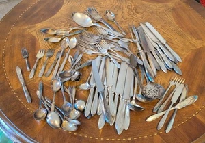 RIESIGES KONVOLUT 87 gemischte Vintage Silber Teller Silberbesteck Besteck fast 10 Pfund - Bild 1 von 1