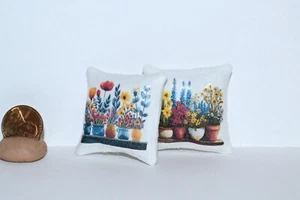 Miniatur Puppenhaus Kissen 2 Dekokissen Kissen Kissen süße Blumentöpfe Maßstab 1:12 - Bild 1 von 6