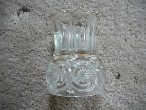 SOPORTE DE FÓSFORO DE VIDRIO CON PATRÓN TRANSPARENTE ANTIGUO EAPG - STAR IN BULLS EYE US GLASS 1905 - Imagen 1 de 6