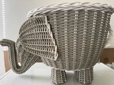 Cesta de almacenamiento Pottery Barn Kids tejida a mano de mimbre con forma de elefante gris Foto 1 de 3