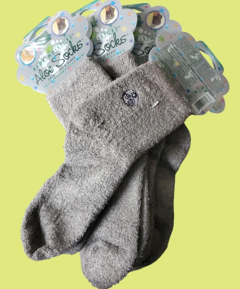 Paquete de 4 calcetines hidratantes grises con infusión de aloe Earth Therapeutics Foto 1 de 1