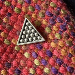 BROCHE INSIGNIA DE PIN DE PELTRE TRIÁNGULO SNOOKER SOLAPA ROJA CAJA DE REGALO CUMPLEAÑOS NAVIDAD - Imagen 1 de 4