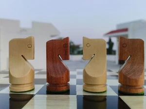 Gewichtetes russisch minimalistisch gestaltetes Holzpony Schachfiguren-Set, König 3,5 Zoll - Bild 1 von 13