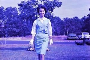 Orig 35mm Slide, Lady in white gloves & period Clothing + 2 Vintage Cars / Autos - Picture 1 of 1