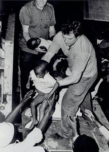 1967 Wire Photo Congo Refugee Children unloaded off Red Cross Aircraft Plane - Picture 1 of 2
