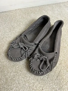 MINNETONKA FRANSEN DAMEN GRAU SLIPPER MOKASSIN FLACHE SOHLE GRÖSSE 7,5 - Bild 1 von 9
