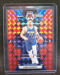 Luka Doncic #1 2022-2023 Panini Mosaico Rosso prizm - Foto 1 di 2