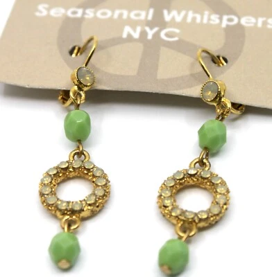 Pendientes colgantes de oro con susurros de temporada cristales de Swarovski y cuentas verdes #2 Foto 1 de 4