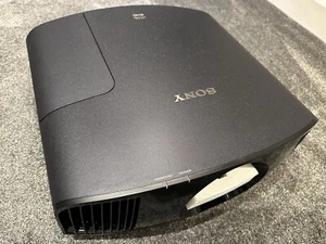 Sony VPL-VW520ES 4K HDR Native SXRD Projector - Picture 1 of 12