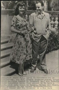 Pressefoto Kathleen Winsor Krakower und Ehemann, Arnold, Flitterwochen in Florida. - Bild 1 von 2