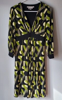 Vestido midi plisado cintura imperio geométrico verde y negro Maggy London para mujer, 6  Foto 1 de 4