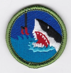 MERIT BADGE - SPOOF - SHARK FISHING - 1-1/2" DIA. - PRIVATE ISSUE - Bild 1 von 1
