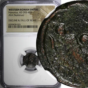 ROMANO OCCIDENTAL Honorio AD 393-423 AE4 Nummus/Rev. dos emperadores NGC (025) - Imagen 1 de 5