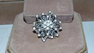 PIN BROCHE FLOR TONO PLATA VINTAGE CON PIEDRAS TRANSPARENTES FALTAN ALGUNAS  - Imagen 1 de 5