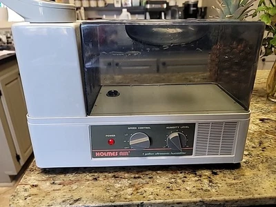 Holmes 1 Gallon Ultrasonic Humidifier Model HM-310 - W box Great Condition - Image 1 of 4