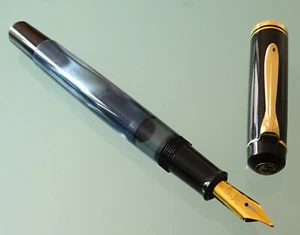 PELIKAN, schöner KOLBENFÜLLER M200 BLAU-MARMORIERT, GOLD-Feder B, schreibt TOP - Bild 1 von 9