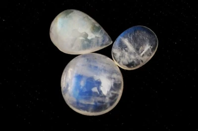 10 Cts. Natural 3 Pcs Blue Flashing White Rainbow 9 mm to 7 mm Gemstone - Image 1 of 4