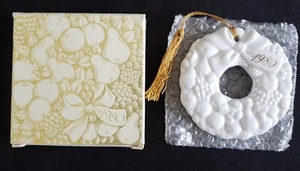 Avon Vintage 1980 Weihnachten Erinnerung Keramik Kranz hängende Ornament mit Box - Bild 1 von 5