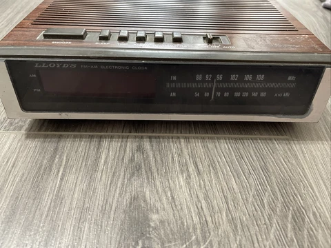 Vintage Electronic Alarm Digital Clock AM/FM Radio Simulated Wood Cover
