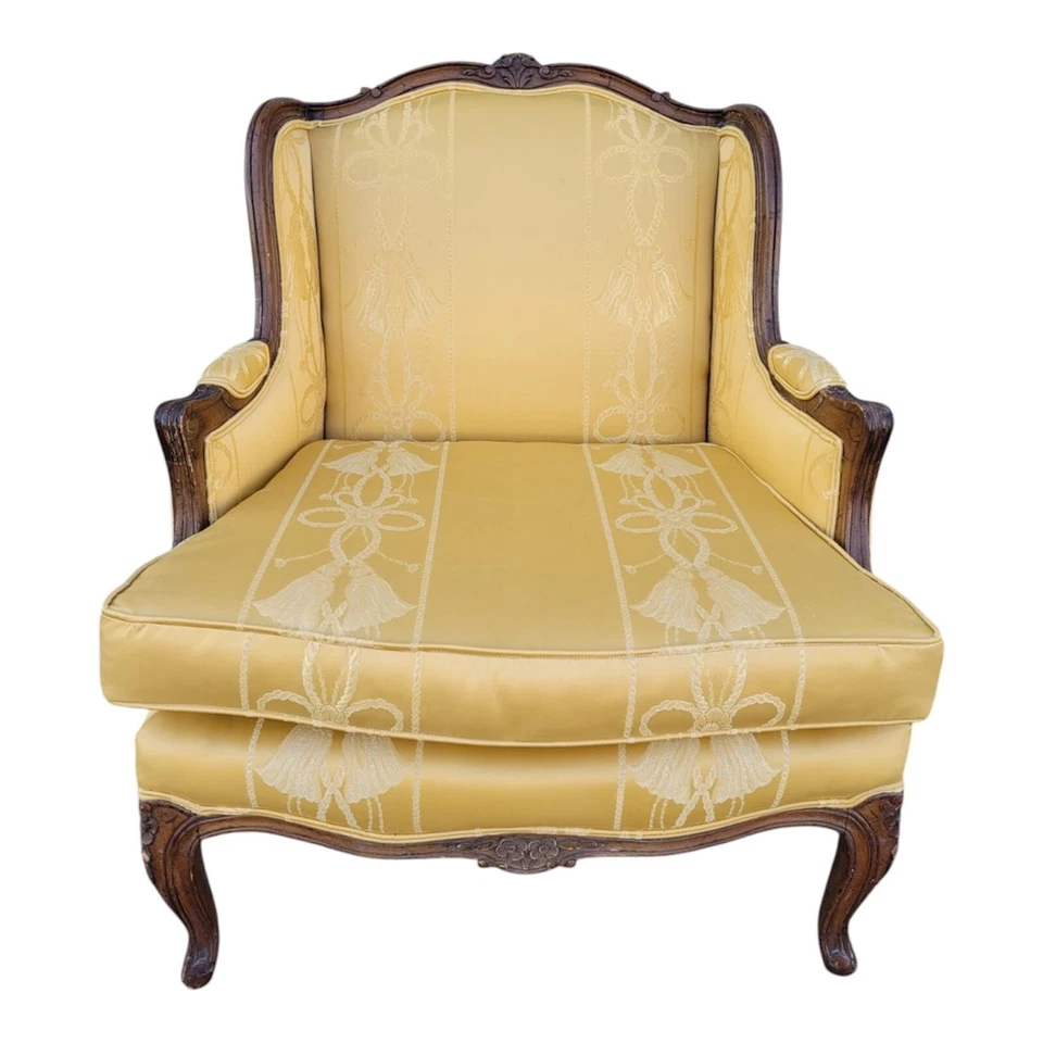 20 世纪 40 年代乡村法国胡桃木客厅椅 - 全新内饰黄色面料 — 第 1/4 张图片