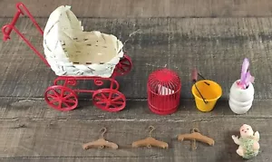 Lote de accesorios para casa de muñecas - Carrito de bebé, jaula para pájaros, perchas de madera *Leer* - Imagen 1 de 12