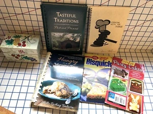 Vintage Cookbooks lot of 5 Baking and 1 Vintage Recipe Tin Box Made In USA - Foto 1 di 7