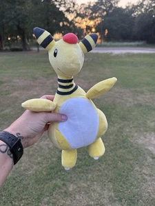 Pokemon 2018 Ampharos 12 Zoll Plüsch Stuffie Gamestop Exclusive LESEN - Bild 1 von 7