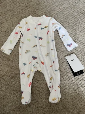 Nuevo con etiquetas Nike Body Bebé Recién Nacido con Logo Nike 0-3 Blanco Foto 1 de 4