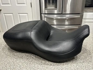 READ - 2009-2019 Harley Davidson Streetglide Low Reach Touring Seat, 24688 - Foto 1 di 24