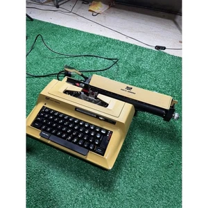 Macchina da scrivere elettrica Smith Corona vintage portatile marrone beige macchina ufficio - Foto 1 di 7