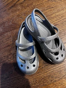 Crocs Shayna Mary Jane Clogs Größe 9 Mädchen Glitzer Glitzer Silber - Bild 1 von 7